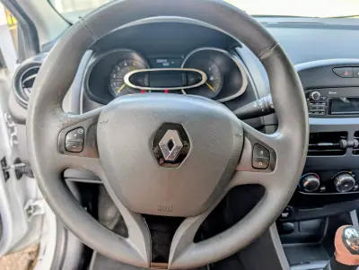Renault Clio Sport Tourer 2014 - 4900 EUR, 282045 km - AUTO.MOTO.pt - 282045km - foto 16 de 21
