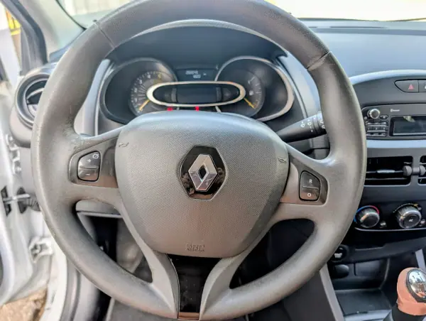 Renault Clio Sport Tourer 2014 - 4900 EUR, 282045 km - AUTO.MOTO.pt - 282045km - foto 16 de 21