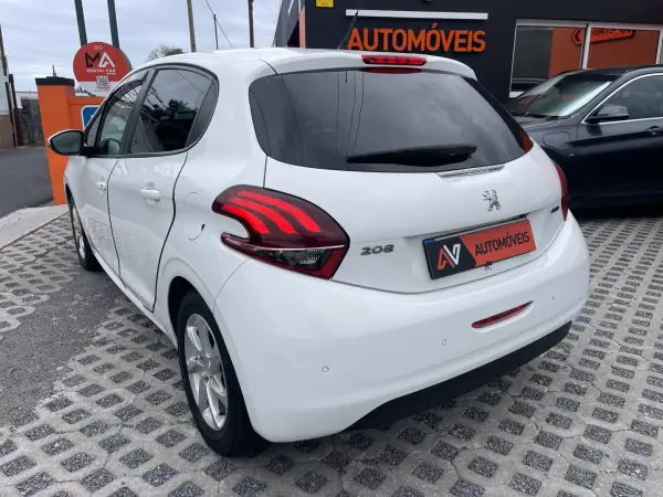 Peugeot 208 2015 - 8250 EUR, 123851 km - AUTO.MOTO.pt - 123851km - foto 5 de 12
