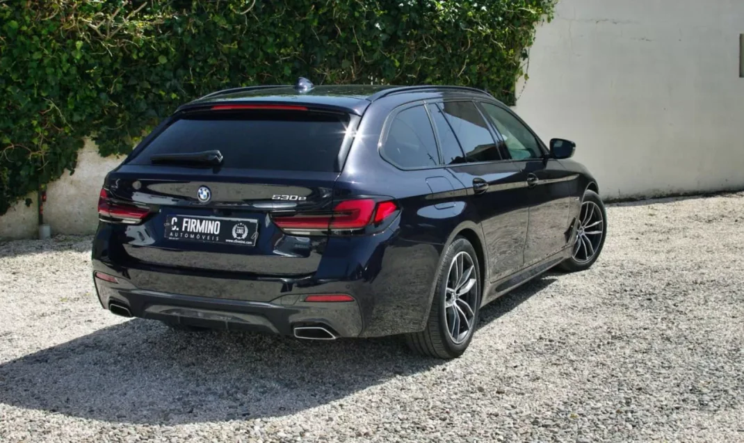 BMW 530e 2022 - 44900 EUR, 52332 km - AUTO.MOTO.pt - 52332km - foto 11 de 46