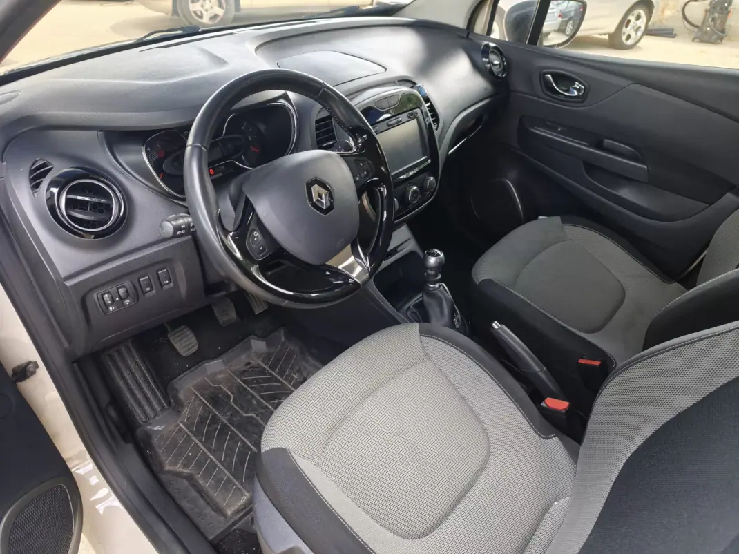 Renault Captur 2017 - 12990 EUR, 137723 km - AUTO.MOTO.pt - 137723km - foto 9 de 22