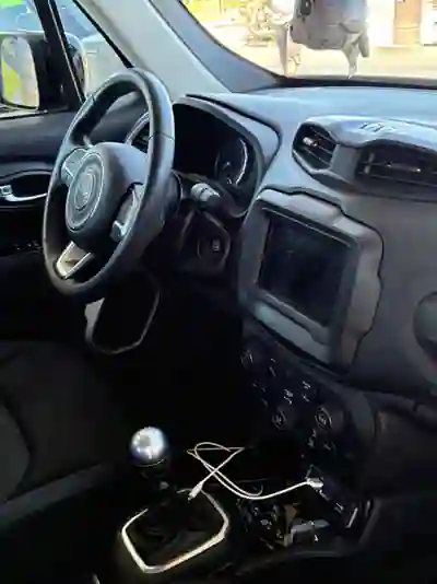 Jeep Renegade 2020 - 13500 EUR, 126000 km - AUTO.MOTO.pt - 126000km - foto 9 de 10