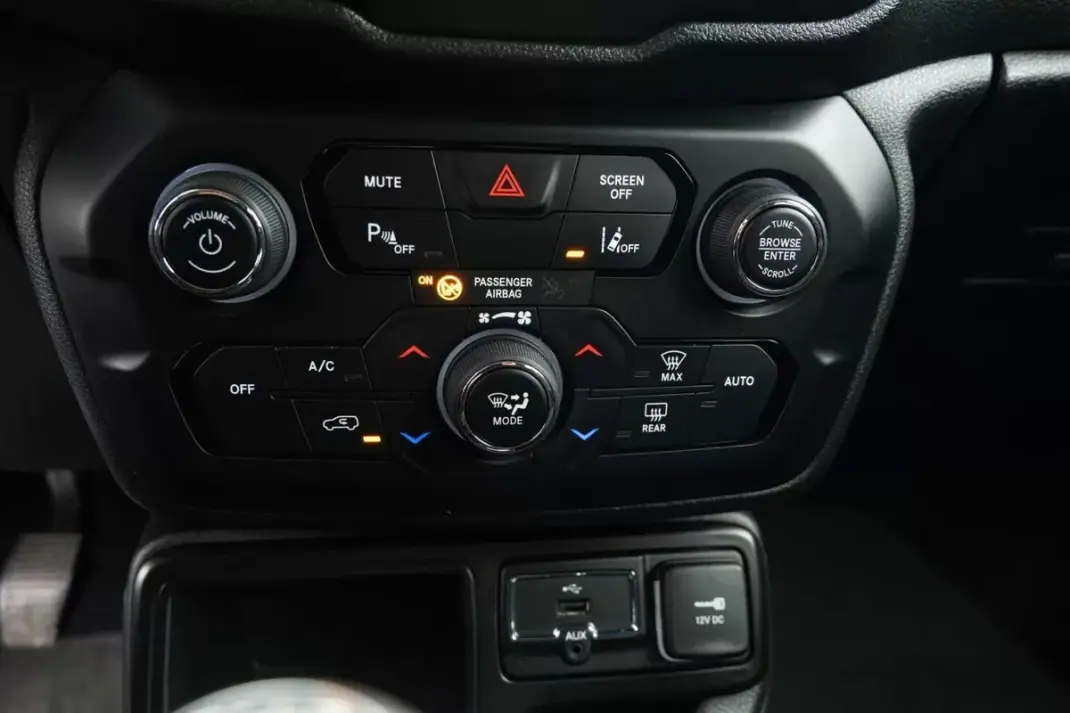 Jeep Renegade 2020 - 15999 EUR, 98800 km - AUTO.MOTO.pt - 98800km - foto 22 de 27