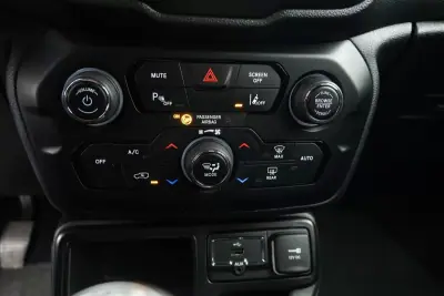 Jeep Renegade 2020 - 15999 EUR, 98800 km - AUTO.MOTO.pt - 98800km - foto 22 de 27