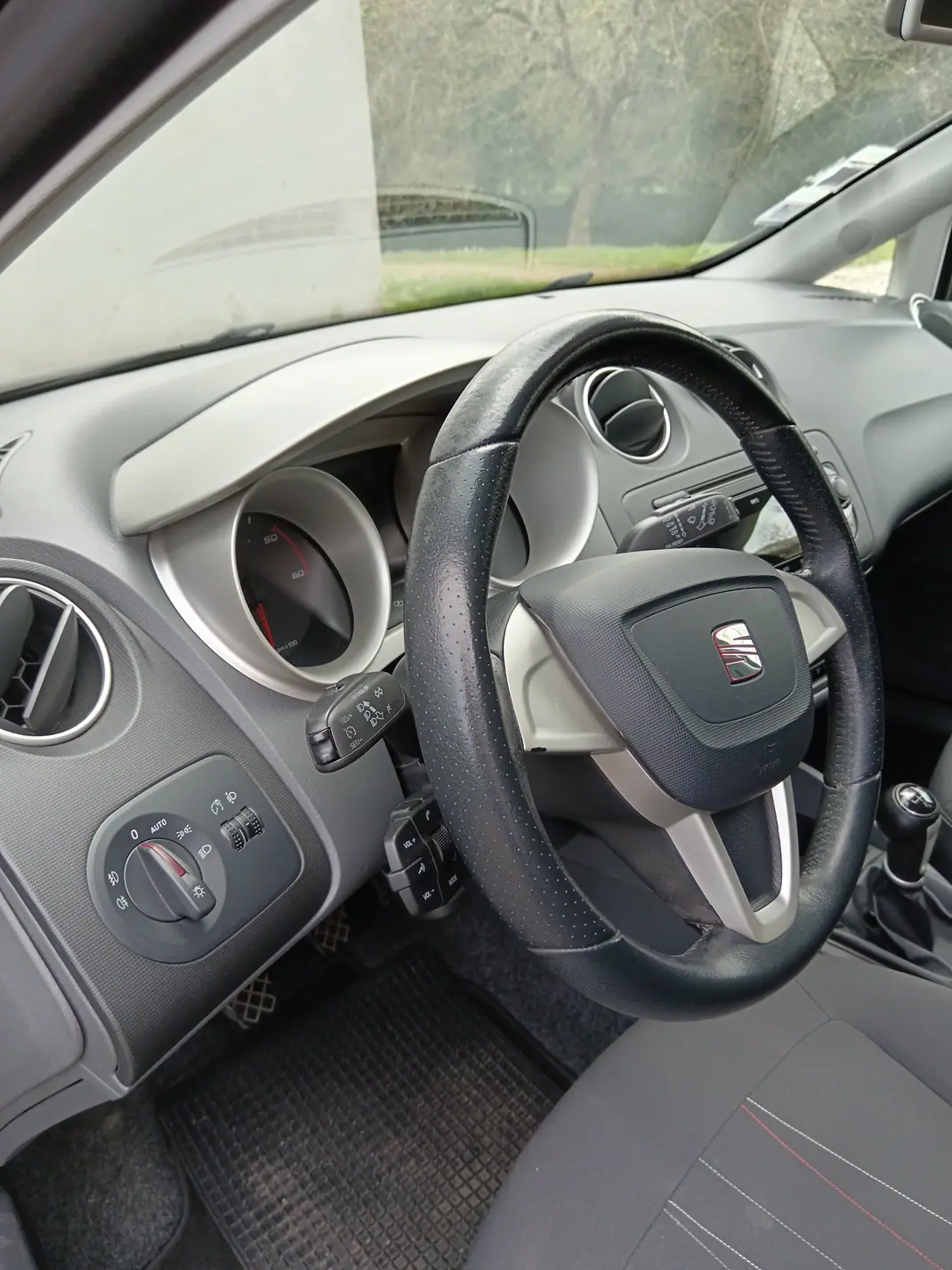 SEAT Ibiza 2011 - 5150 EUR, 212000 km - AUTO.MOTO.pt - 212000km - foto 3 de 5