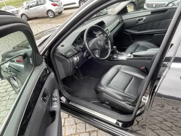 Mercedes-Benz E 250 2010 - 13950 EUR, 277830 km - AUTO.MOTO.pt - 277830km - foto 7 de 12