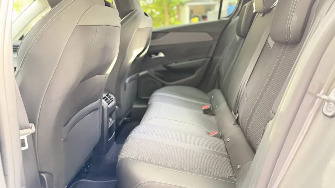 Peugeot 308 2025 - 24500 EUR, 7700 km - AUTO.MOTO.pt - 7700km - foto 9 de 21