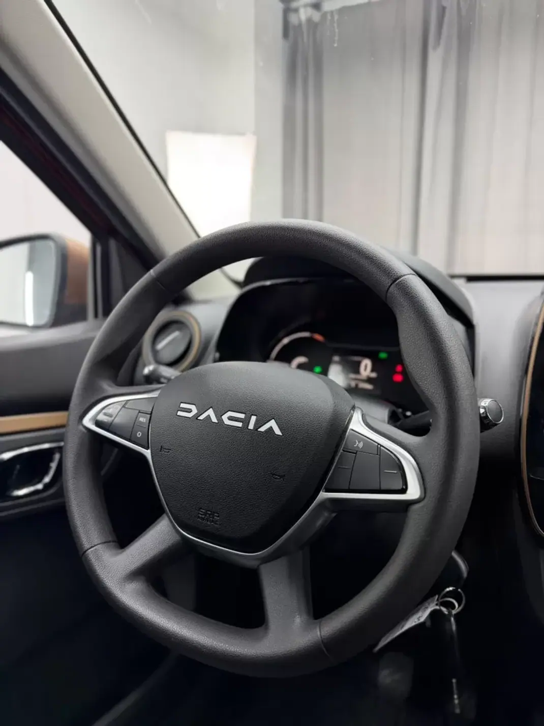 Dacia Spring 2023 - 12250 EUR, 21000 km - 21000km - foto 14 de 19