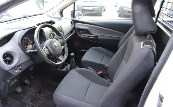 Toyota YARIS BIZZ (NLP 1.0 VVT-i 1.0) 2019 - 11000 EUR, 215000 km - AUTO.MOTO.pt - 215000km - foto 6 de 9