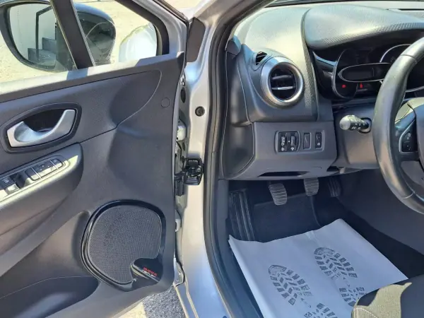 Renault Clio 2017 - 11950 EUR, 74687 km - AUTO.MOTO.pt - 74687km - foto 16 de 43