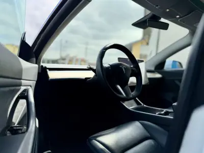 Tesla Model 3 2020 - 27950 EUR, 97000 km - AUTO.MOTO.pt - 97000km - foto 12 de 26