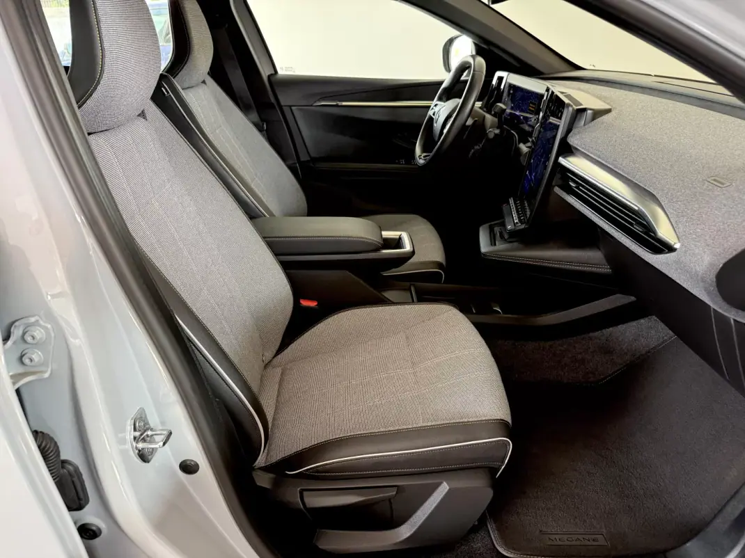 Renault Mégane E-Tech 2022 - 24999 EUR, 27000 km - AUTO.MOTO.pt - 27000km - foto 48 de 116