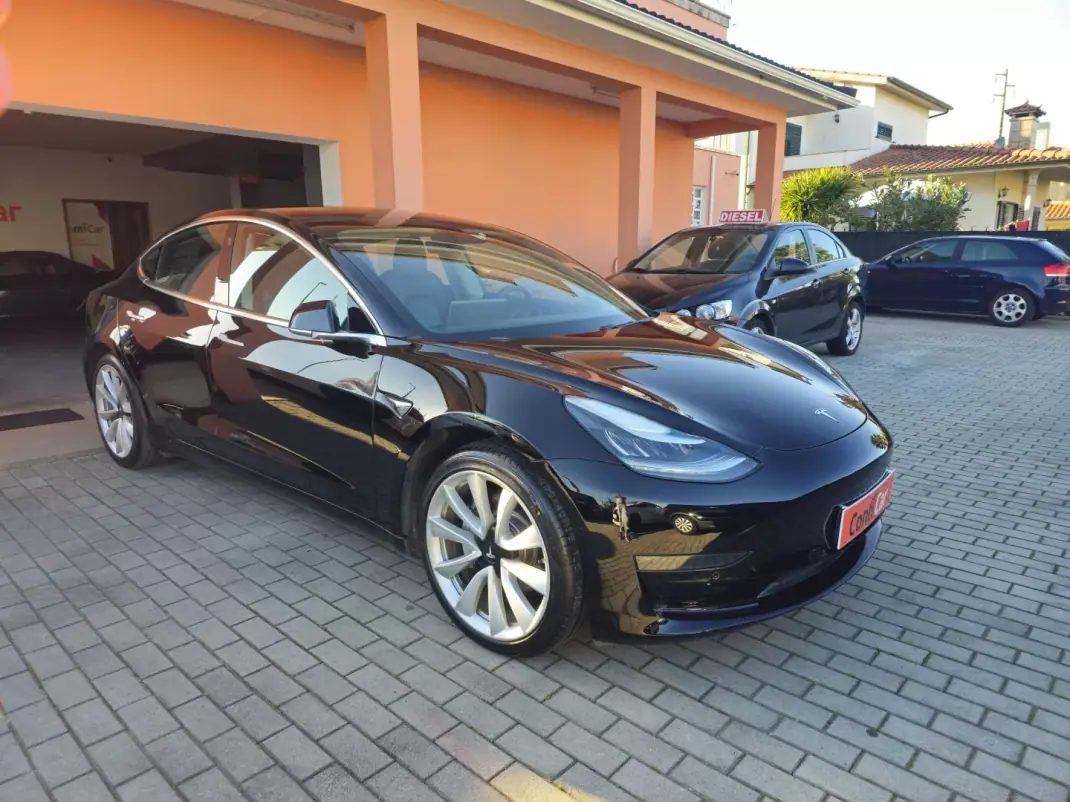 Tesla Model 3 2019 - 23500 EUR, 119000 km - AUTO.MOTO.pt - 119000km - foto 1 de 13