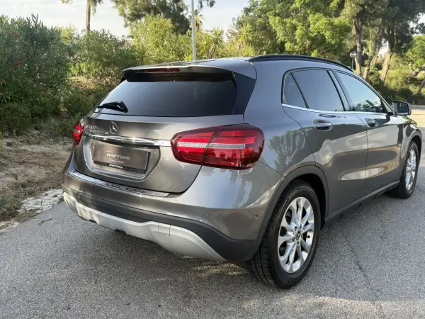 Mercedes-Benz GLA 180 2017 - 20999 EUR, 80000 km - AUTO.MOTO.pt - 80000km - foto 12 de 22