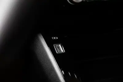 Peugeot e-208 2023 - 17800 EUR, 18457 km - AUTO.MOTO.pt - 18457km - foto 24 de 41