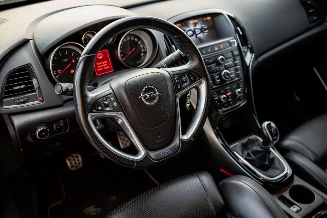 Opel Astra GTC 2013 - 23500 EUR, 109000 km - AUTO.MOTO.pt - 109000km - foto 32 de 47