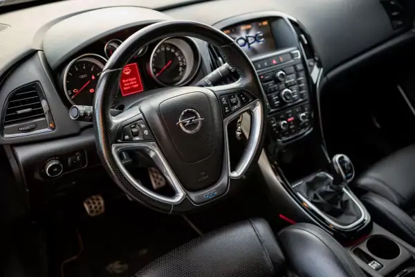 Opel Astra GTC 2013 - 23500 EUR, 109000 km - AUTO.MOTO.pt - 109000km - foto 32 de 47