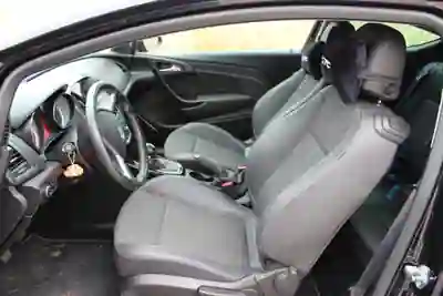 Opel Astra GTC 2017 - 18900 EUR, 62000 km - AUTO.MOTO.pt - 62000km - foto 10 de 15