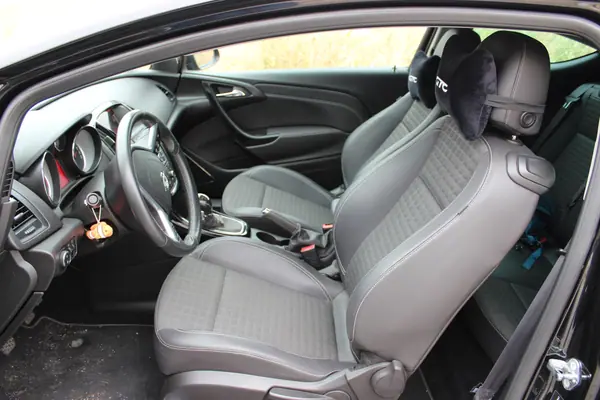 Opel Astra GTC 2017 - 18900 EUR, 62000 km - AUTO.MOTO.pt - 62000km - foto 10 de 15