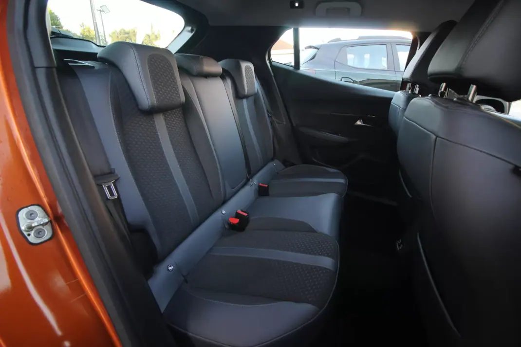 Peugeot e-2008 2020 - 19450 EUR, 54000 km - AUTO.MOTO.pt - 54000km - foto 25 de 41