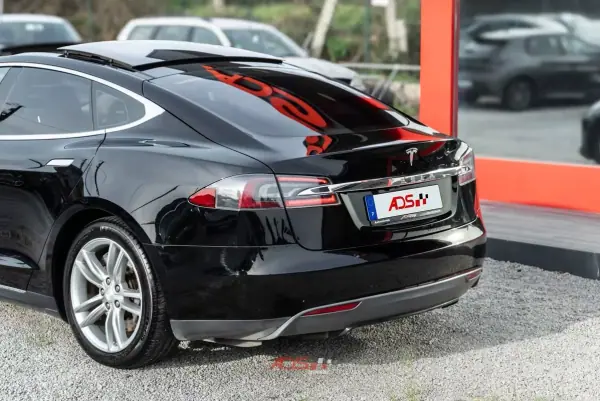 Tesla Model S 2014 - 22000 EUR, 251000 km - AUTO.MOTO.pt - 251000km - foto 5 de 22