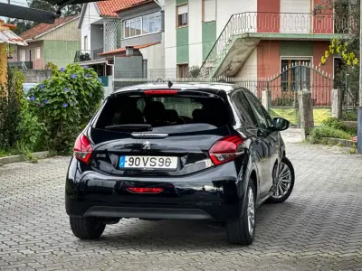 Peugeot 208 2018 - 11690 EUR, 118000 km - AUTO.MOTO.pt - 118000km - foto 2 de 12
