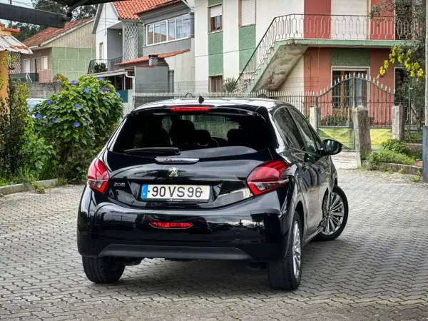 Peugeot 208 2018 - 11690 EUR, 118000 km - AUTO.MOTO.pt - 118000km - foto 2 de 12