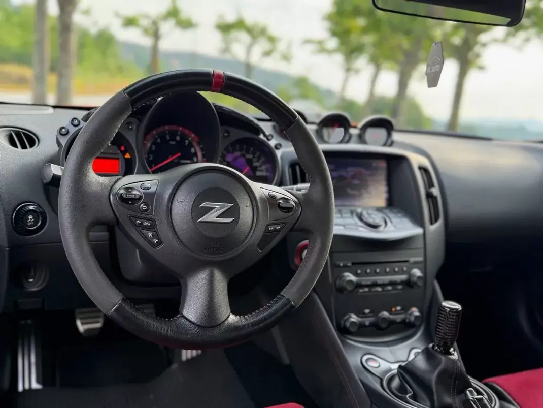 Nissan 370 Z 2017 - 54990 EUR, 85000 km - AUTO.MOTO.pt - 85000km - foto 4 de 10