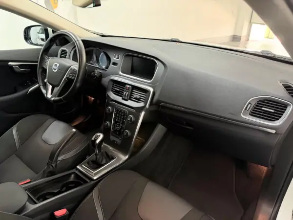 Volvo V40 2014 - 10990 EUR, 187000 km - AUTO.MOTO.pt - 187000km - foto 19 de 21