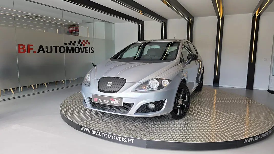 SEAT Leon 2011 - 8900 EUR, 188295 km - AUTO.MOTO.pt - 188295km - foto 1 de 52