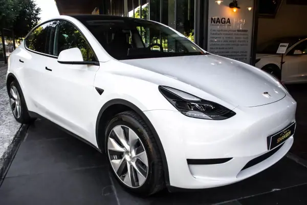 Tesla Model Y 2023 - 37900 EUR, 74250 km - AUTO.MOTO.pt - 74250km - foto 6 de 40