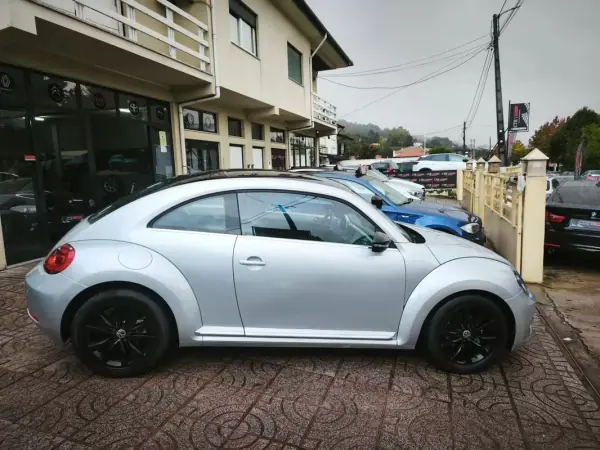 Volkswagen New Beetle 2012 - 12500 EUR, 170000 km - AUTO.MOTO.pt - 170000km - foto 7 de 26