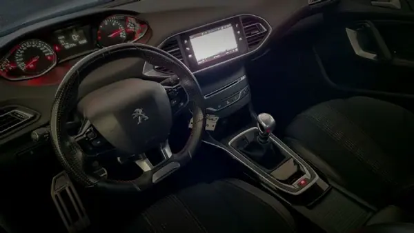 Peugeot 308 SW 2018 - 15800 EUR, 139000 km - AUTO.MOTO.pt - 139000km - foto 8 de 26