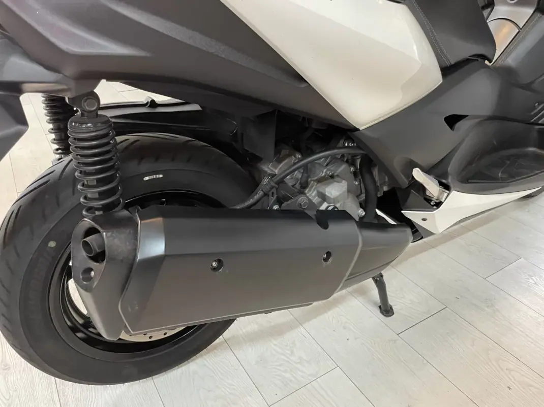 Yamaha XMAX 2017 - 3950 EUR, 9400 km - 9400km - foto 13 de 19