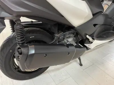Yamaha XMAX 2017 - 3950 EUR, 9400 km - 9400km - foto 13 de 19