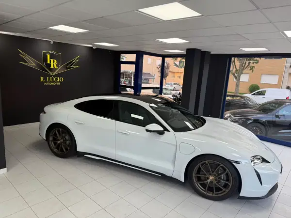 Porsche Taycan bateria Performance Plus 2023 Elétrico — 46 411 km · Porto Porsche Taycan bateria Performance Plus 2023 Elétrico