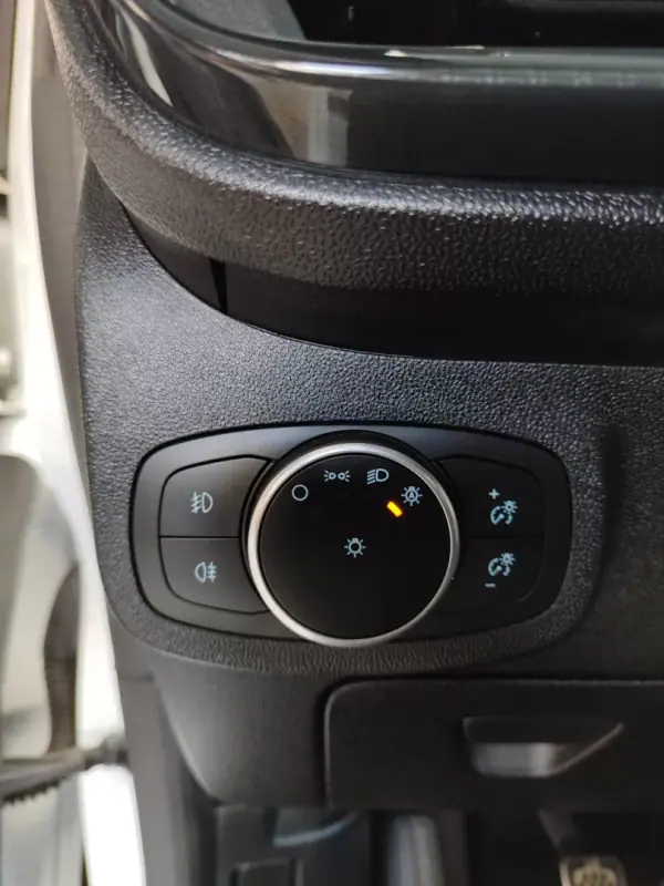 Ford Fiesta 2019 - 12950 EUR, 95000 km - AUTO.MOTO.pt - 95000km - foto 25 de 41