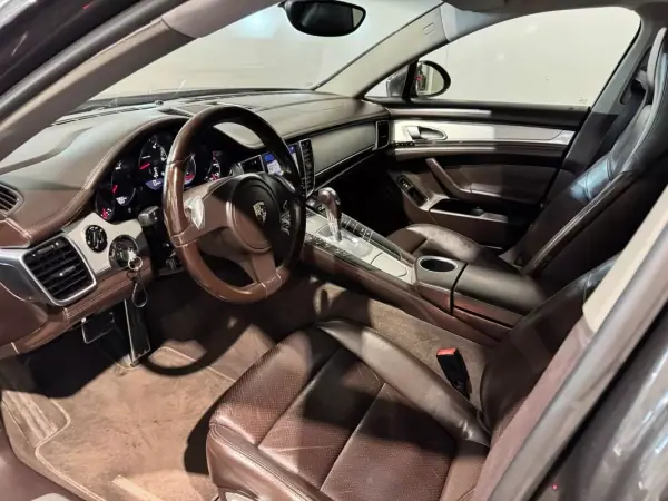 Porsche Panamera 2011 - 36900 EUR, 197360 km - AUTO.MOTO.pt - 197360km - foto 35 de 60