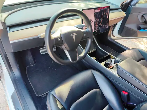 Tesla Model 3 2020 - 22900 EUR, 111000 km - AUTO.MOTO.pt - 111000km - foto 7 de 14