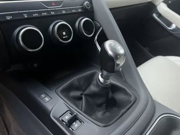 Jaguar E-Pace 2018 - 29750 EUR, 77000 km - AUTO.MOTO.pt - 77000km - foto 23 de 53