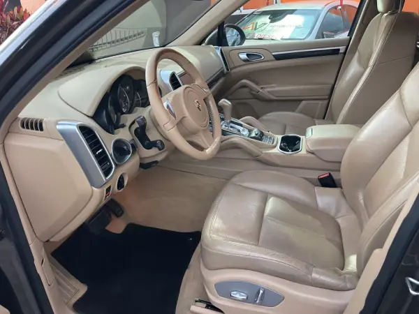 Porsche Cayenne 2011 - 25950 EUR, 237203 km - AUTO.MOTO.pt - 237203km - foto 8 de 12