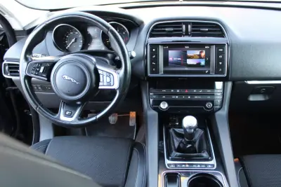 Jaguar F-Pace 2016 - 25900 EUR, 176000 km - AUTO.MOTO.pt - 176000km - foto 14 de 25