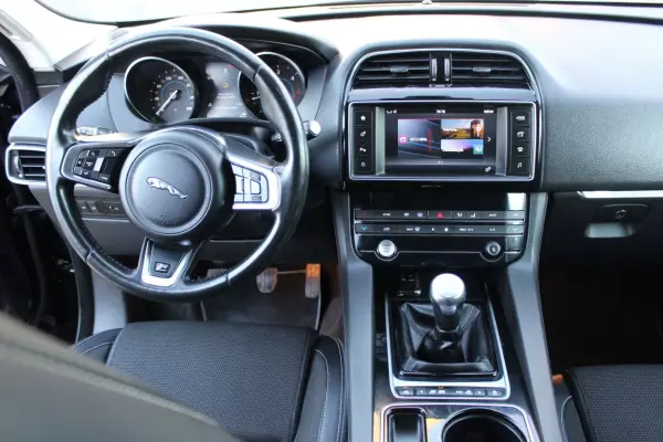Jaguar F-Pace 2016 - 25900 EUR, 176000 km - AUTO.MOTO.pt - 176000km - foto 14 de 25