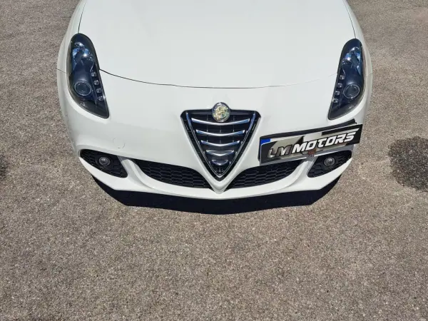 Alfa Romeo Giulietta 2012 - 8900 EUR, 195000 km - AUTO.MOTO.pt - 195000km - foto 3 de 40