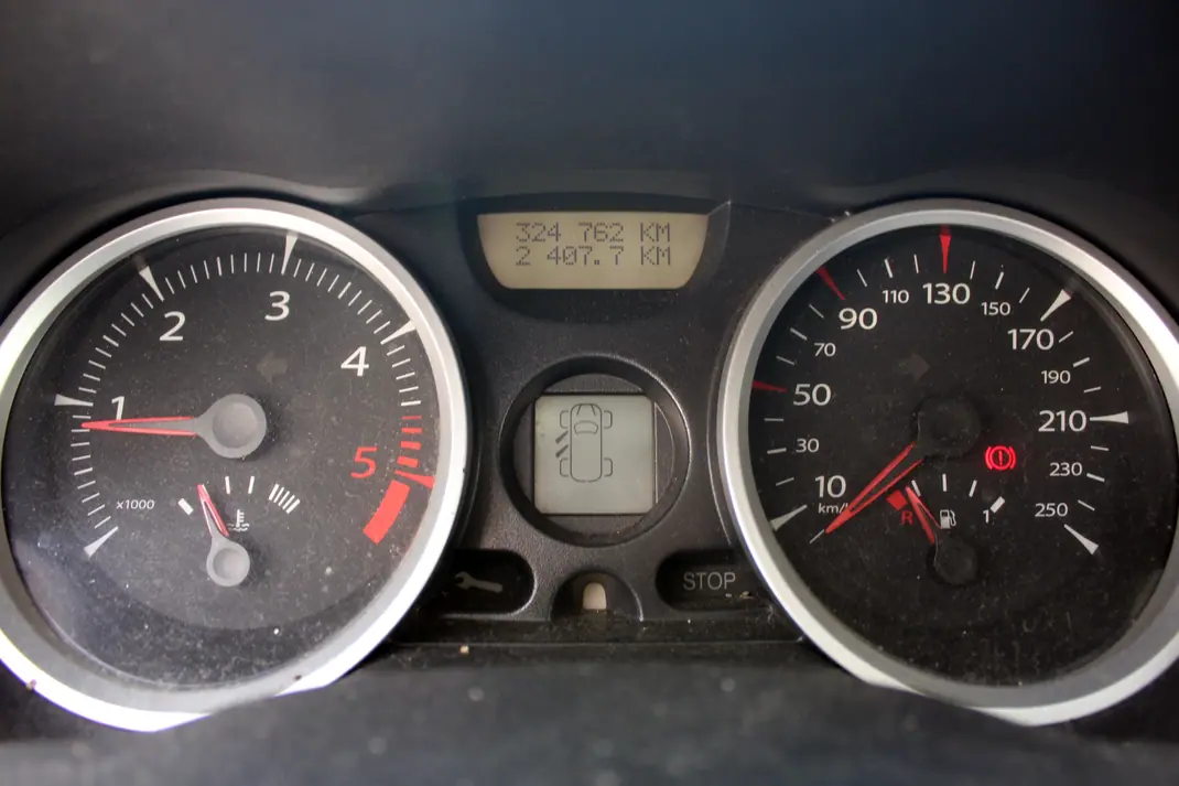 Renault Mégane 2006 - 1000 EUR, 324800 km - AUTO.MOTO.pt - 324800km - foto 6 de 16