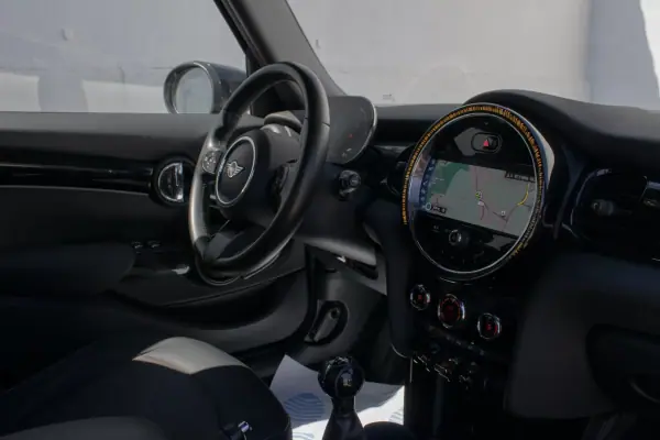 MINI 5 Portas 2022 - 16999 EUR, 153000 km - AUTO.MOTO.pt - 153000km - foto 28 de 38
