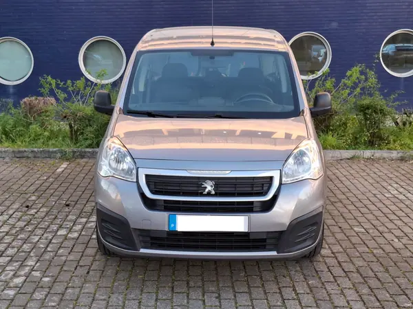 Peugeot Partner 2018 - 14990 EUR, 190000 km - AUTO.MOTO.pt - 190000km - foto 9 de 12