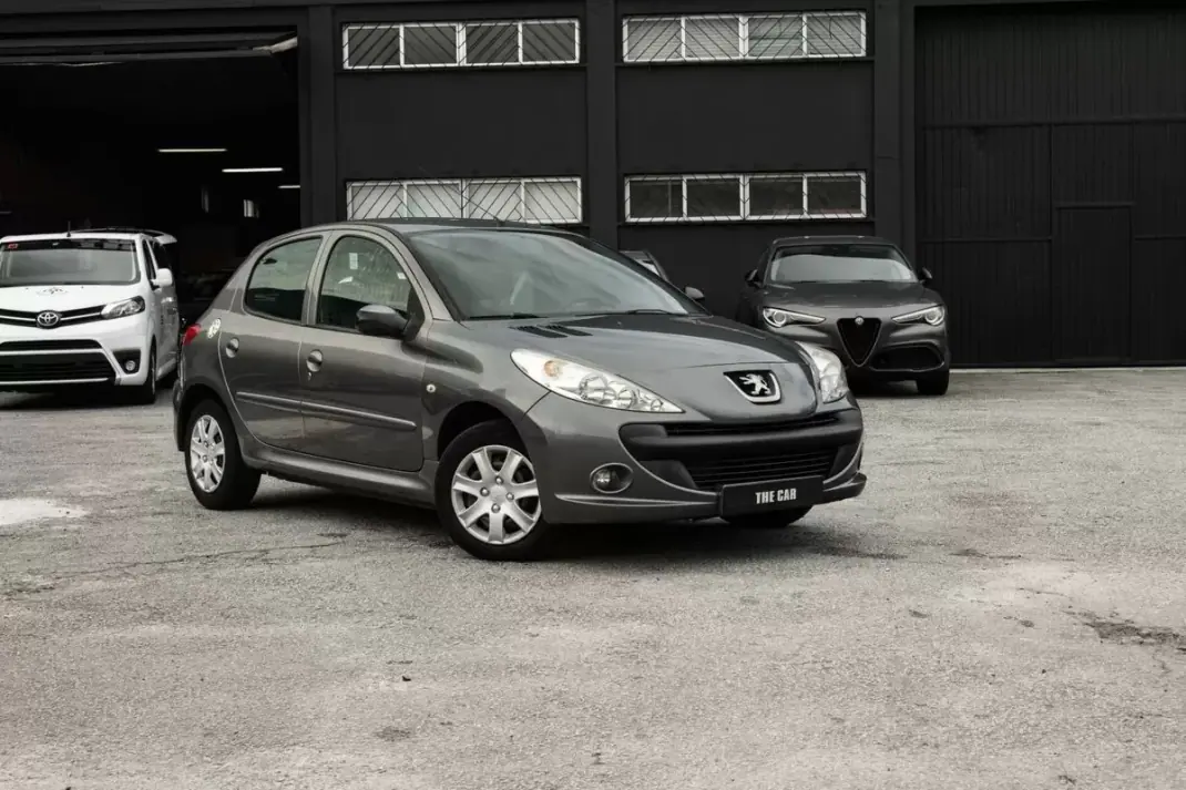 Peugeot 206 2010 - 5850 EUR, 96800 km - AUTO.MOTO.pt - 96800km - foto 1 de 19