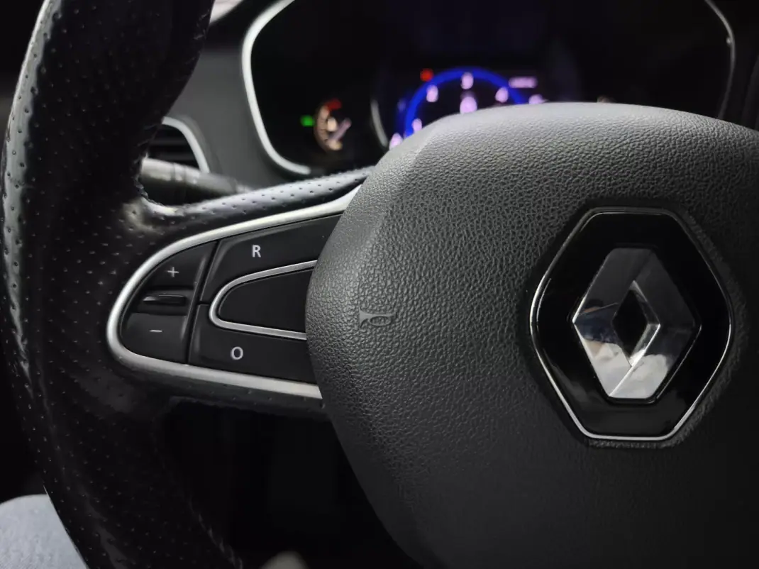 Renault Mégane Sport Tourer 2018 - 14450 EUR, 246155 km - AUTO.MOTO.pt - 246155km - foto 23 de 37