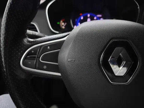 Renault Mégane Sport Tourer 2018 - 14450 EUR, 246155 km - AUTO.MOTO.pt - 246155km - foto 23 de 37